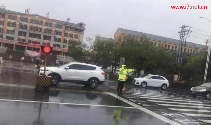 济源吧爆料，秋雨寒意浓，济源交警支队骑警暖人心