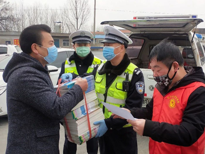 济源交警五大队为小学生送教材上门，解疫时学习之忧
